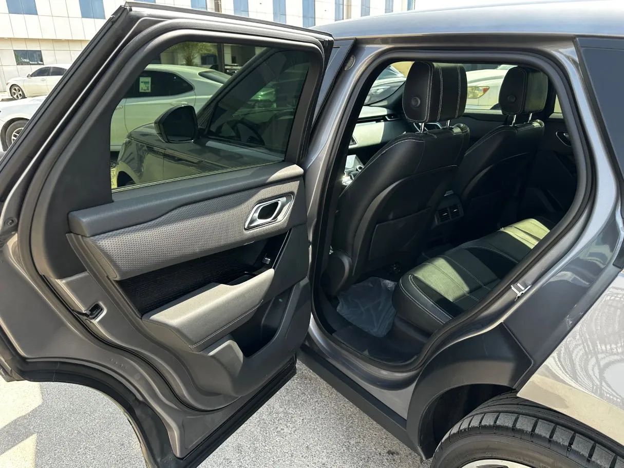 Car image 13