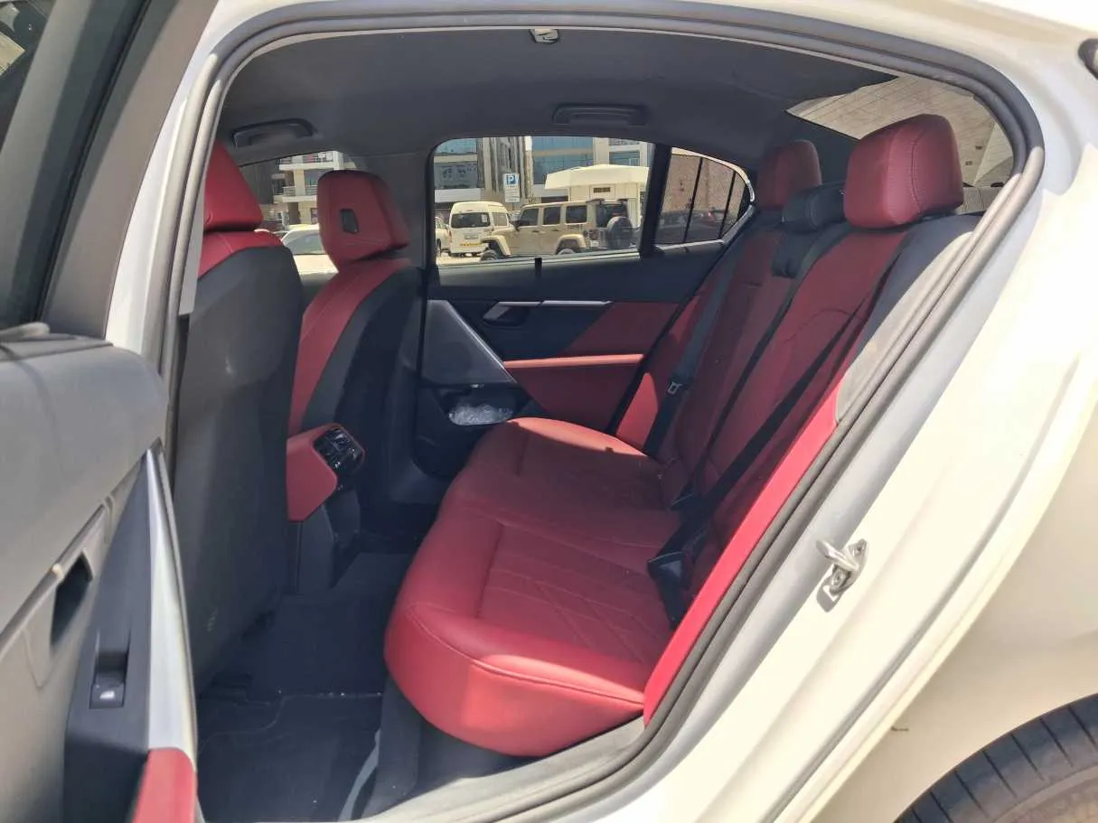 Car image 13