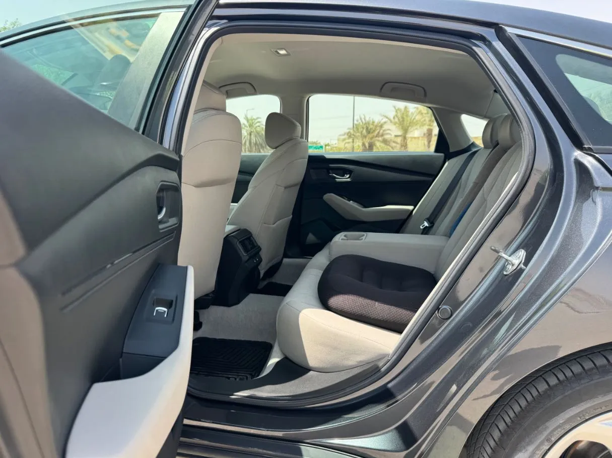 Car image 13