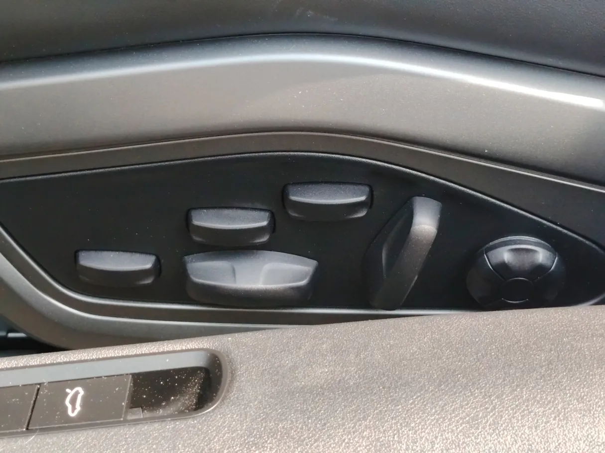 Car image 25