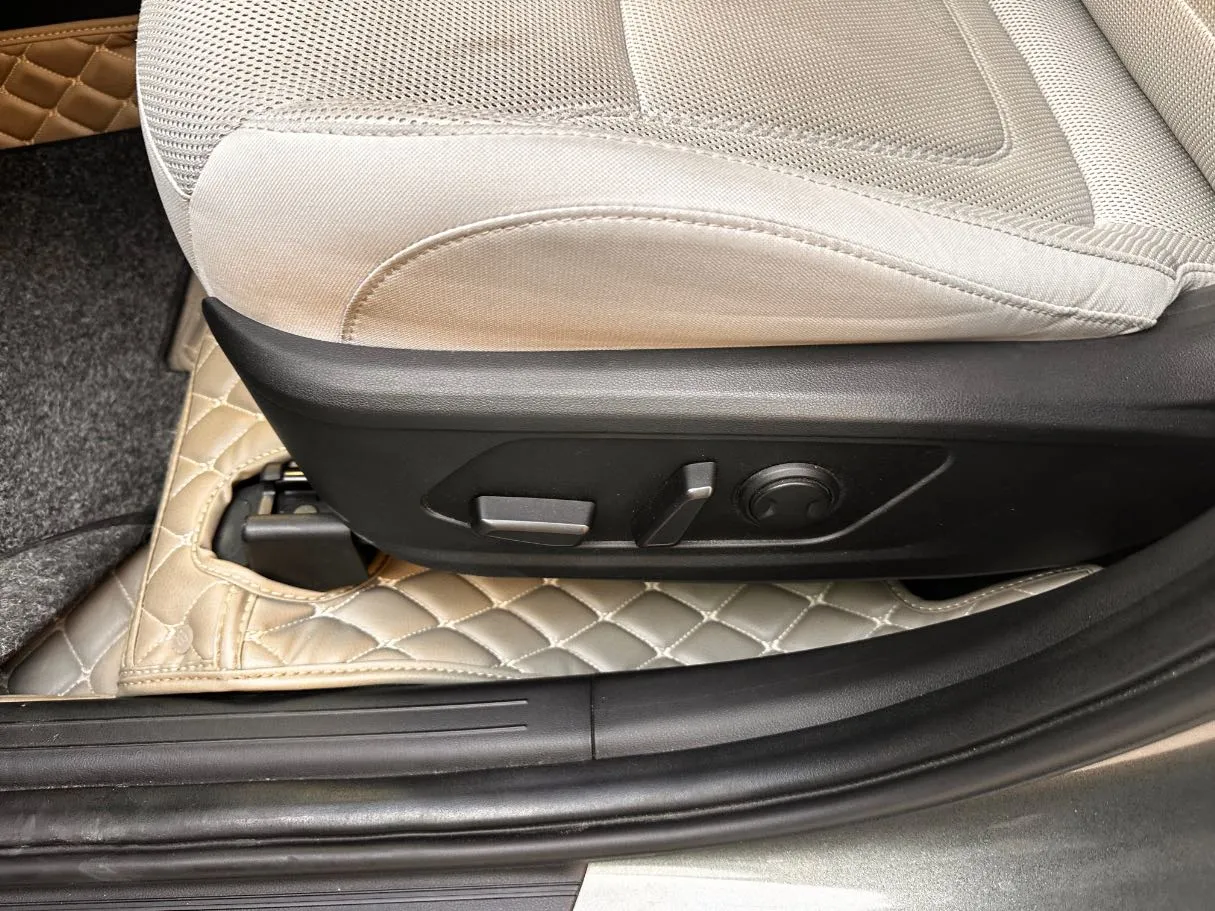 Car image 27