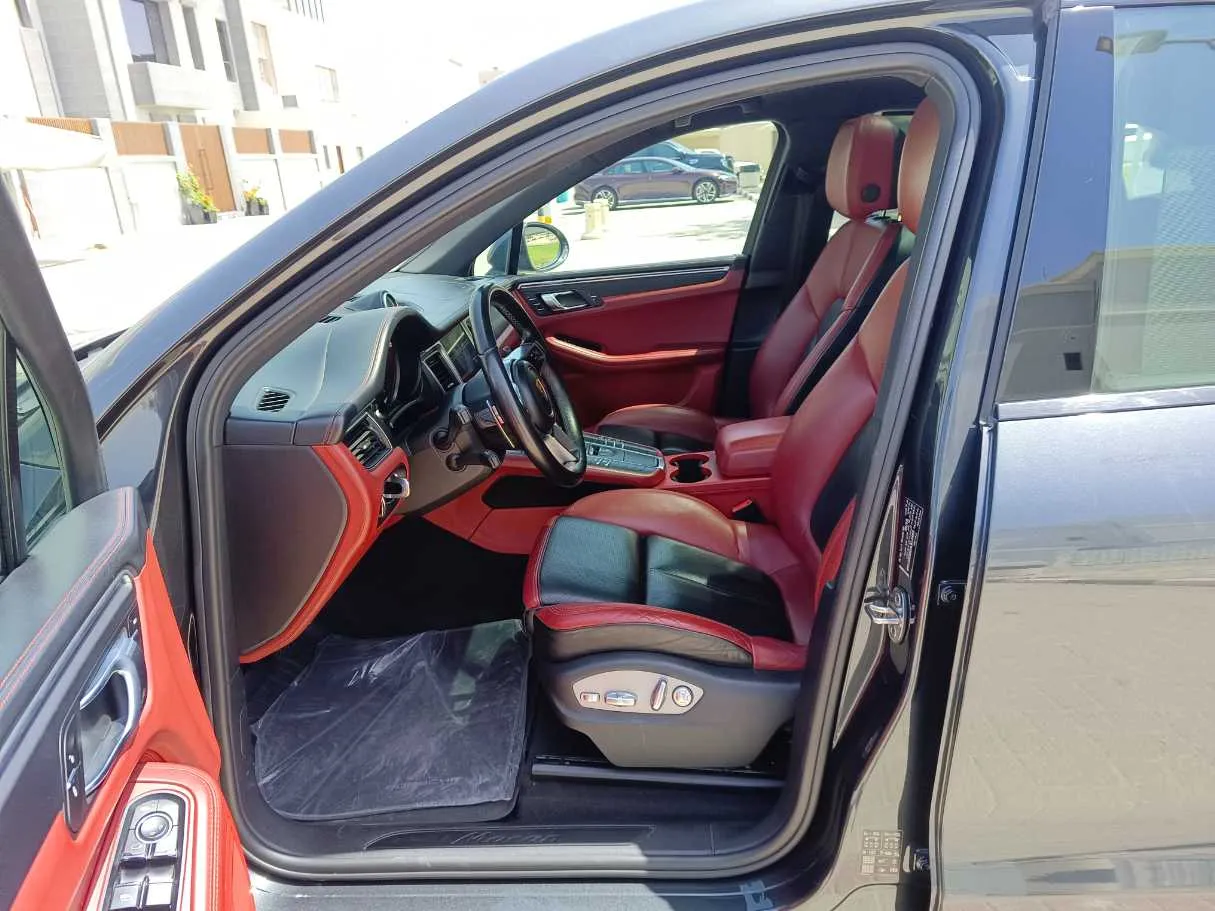 Car image 14