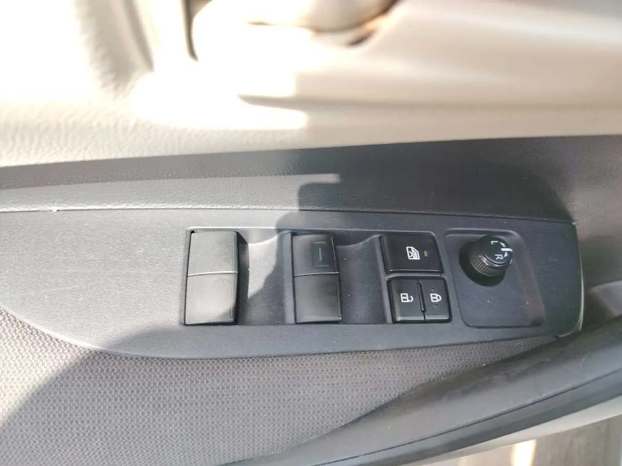 Car image 36