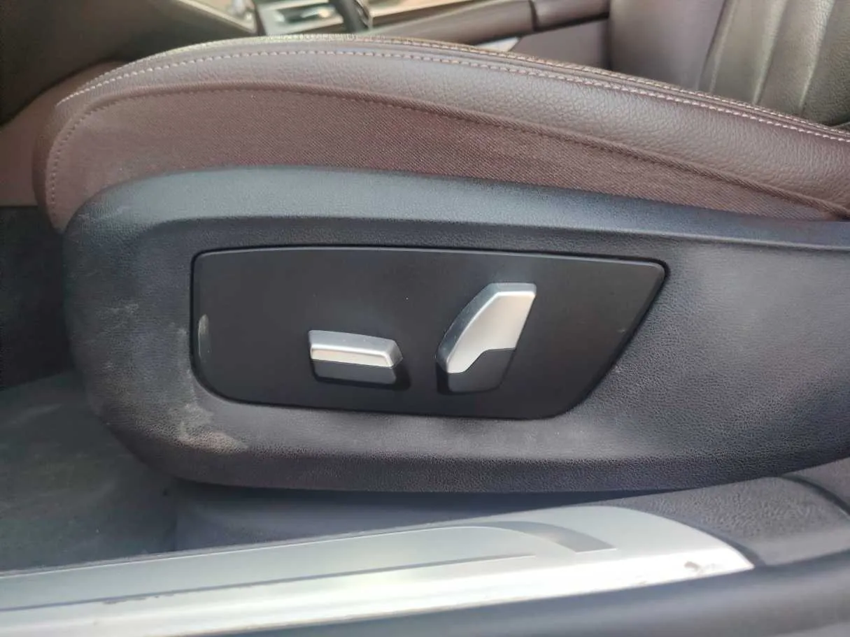 Car image 28