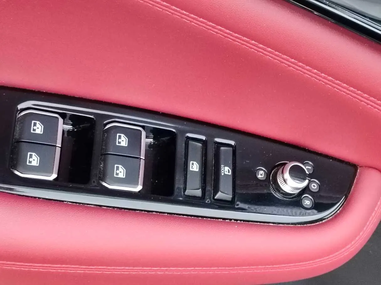 Car image 30