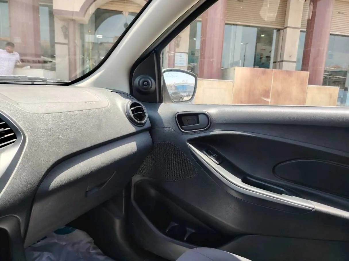 Car image 31