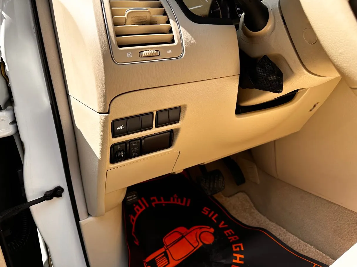 Car image 24