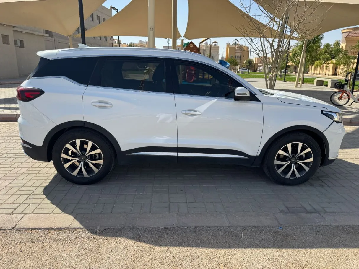 Car image 4