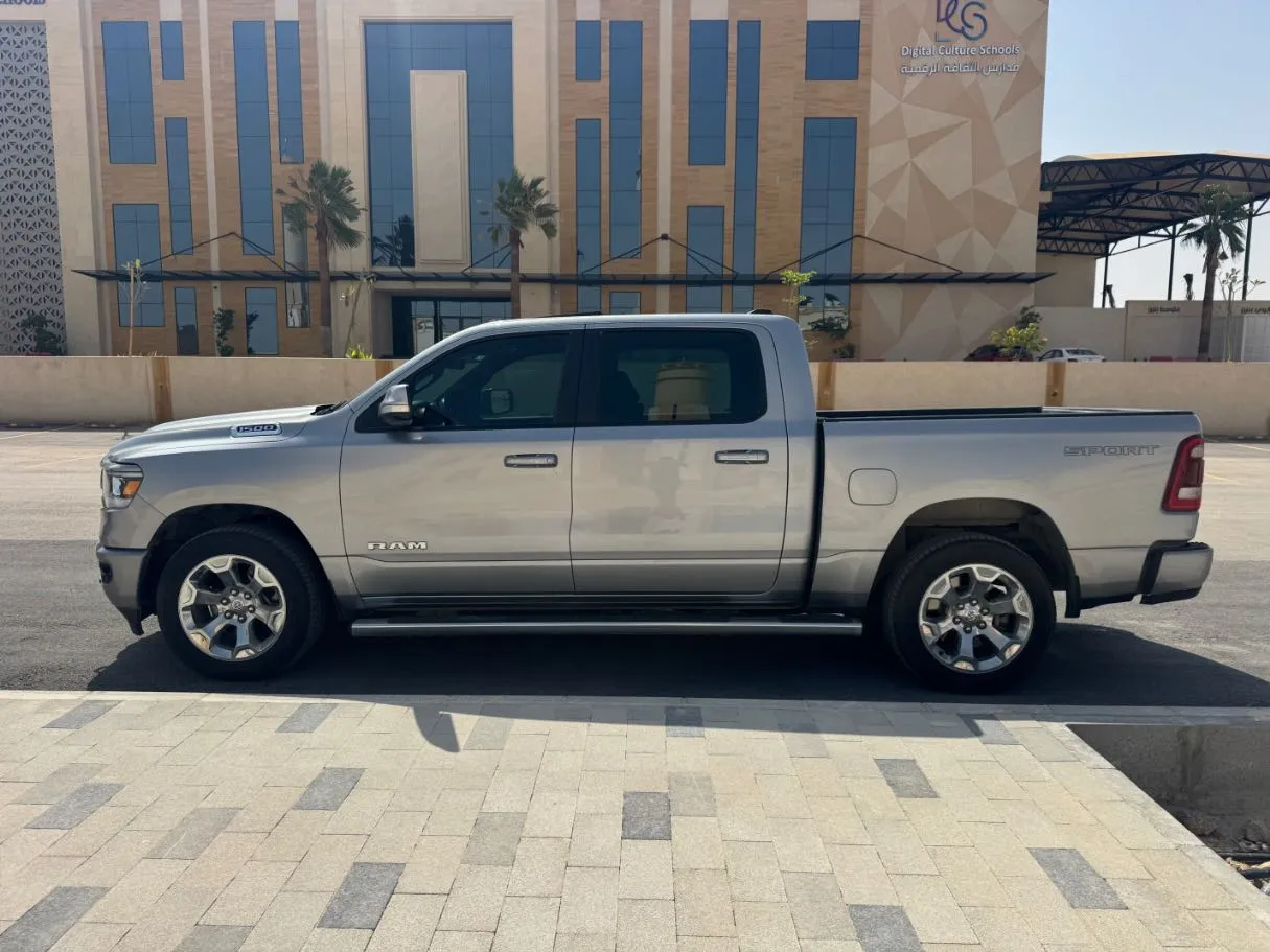 Car image 8