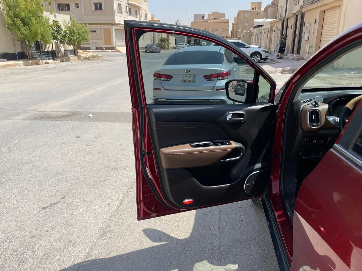 Car image 11