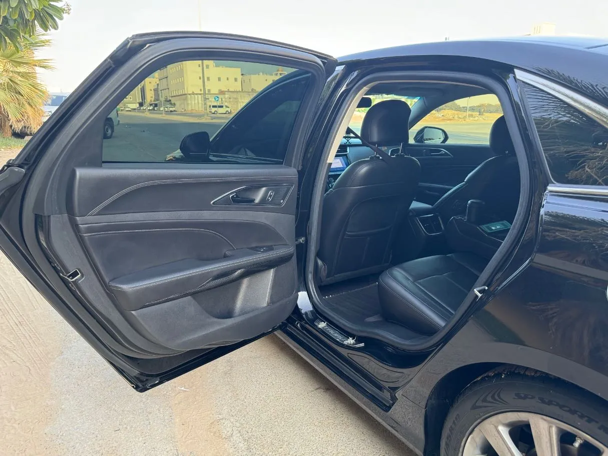 Car image 12