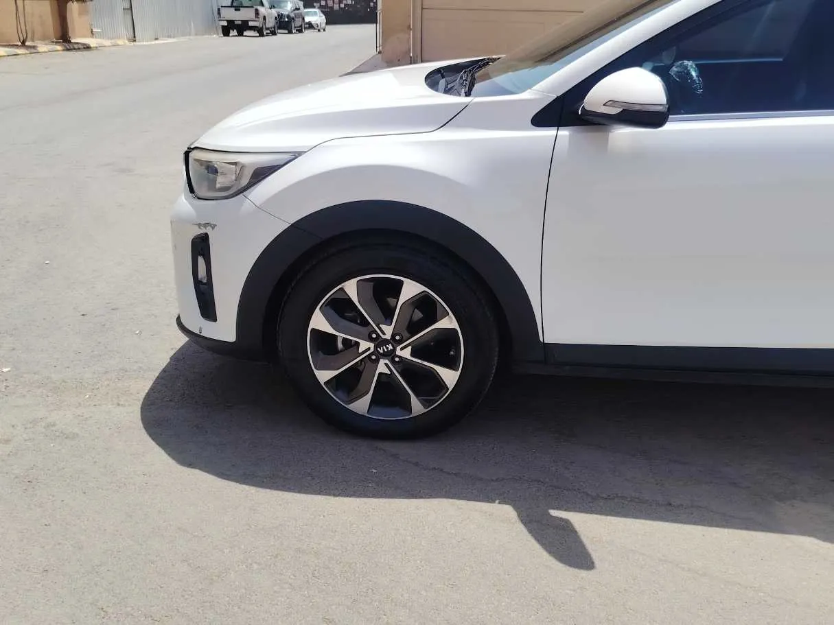 Car image 9