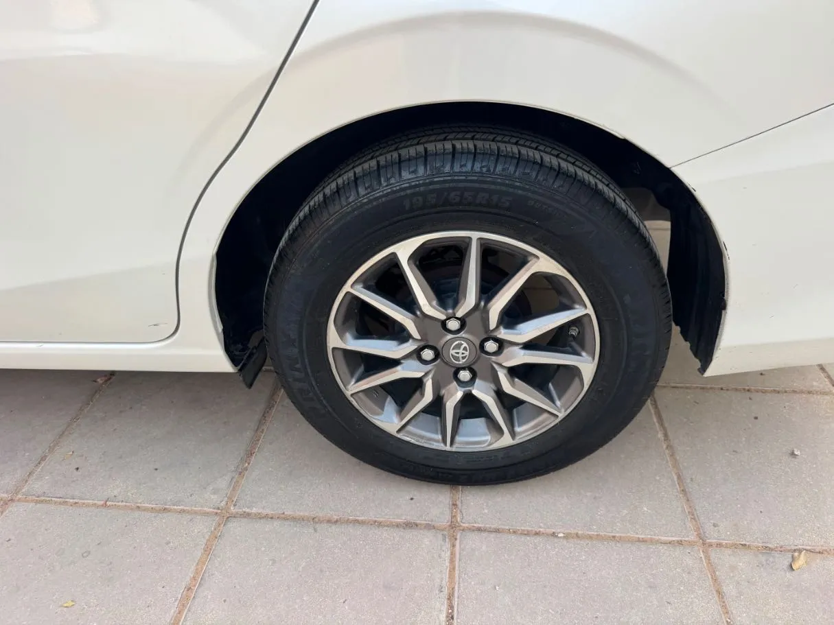 Car image 9