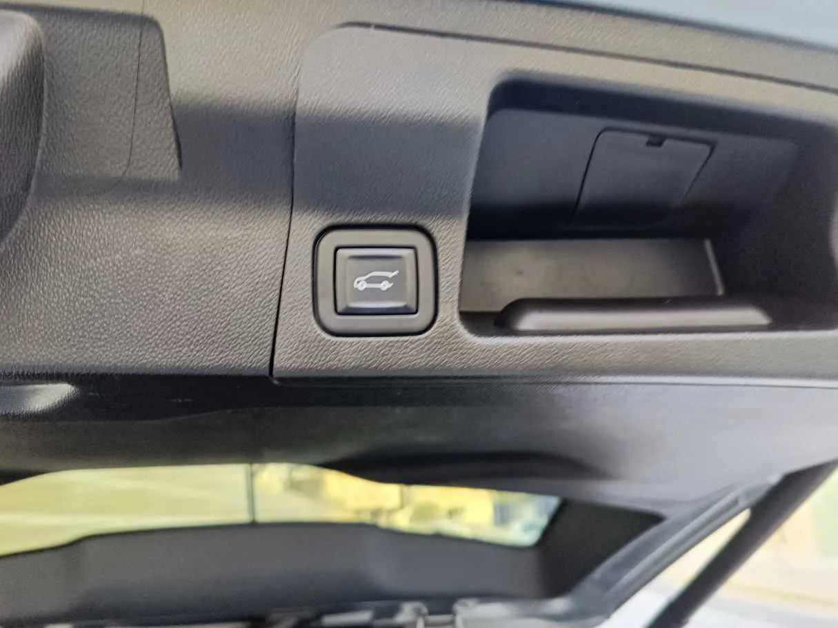 Car image 34