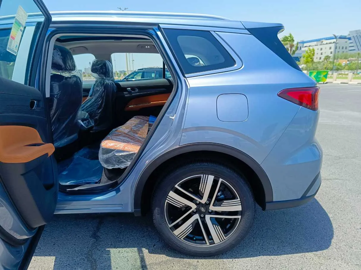 Car image 16