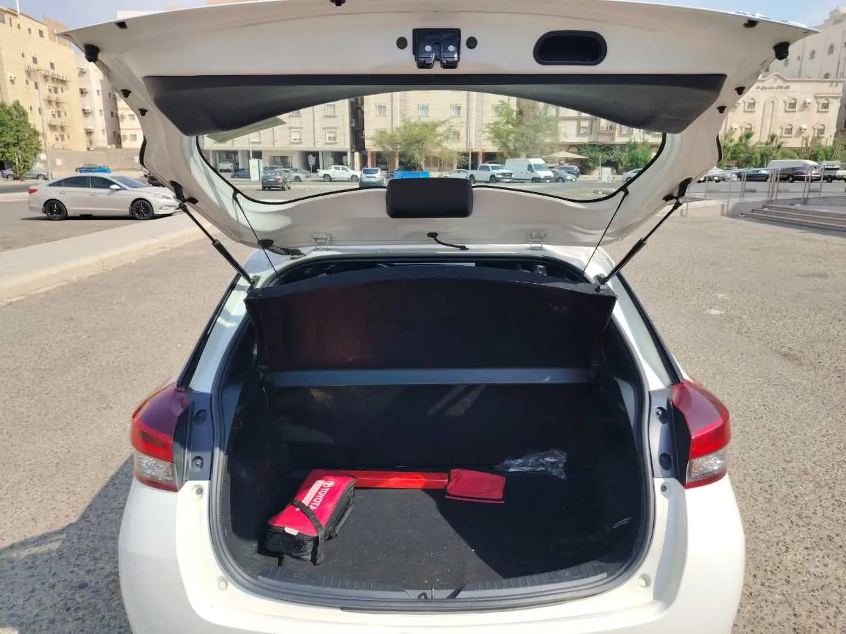 Car image 25