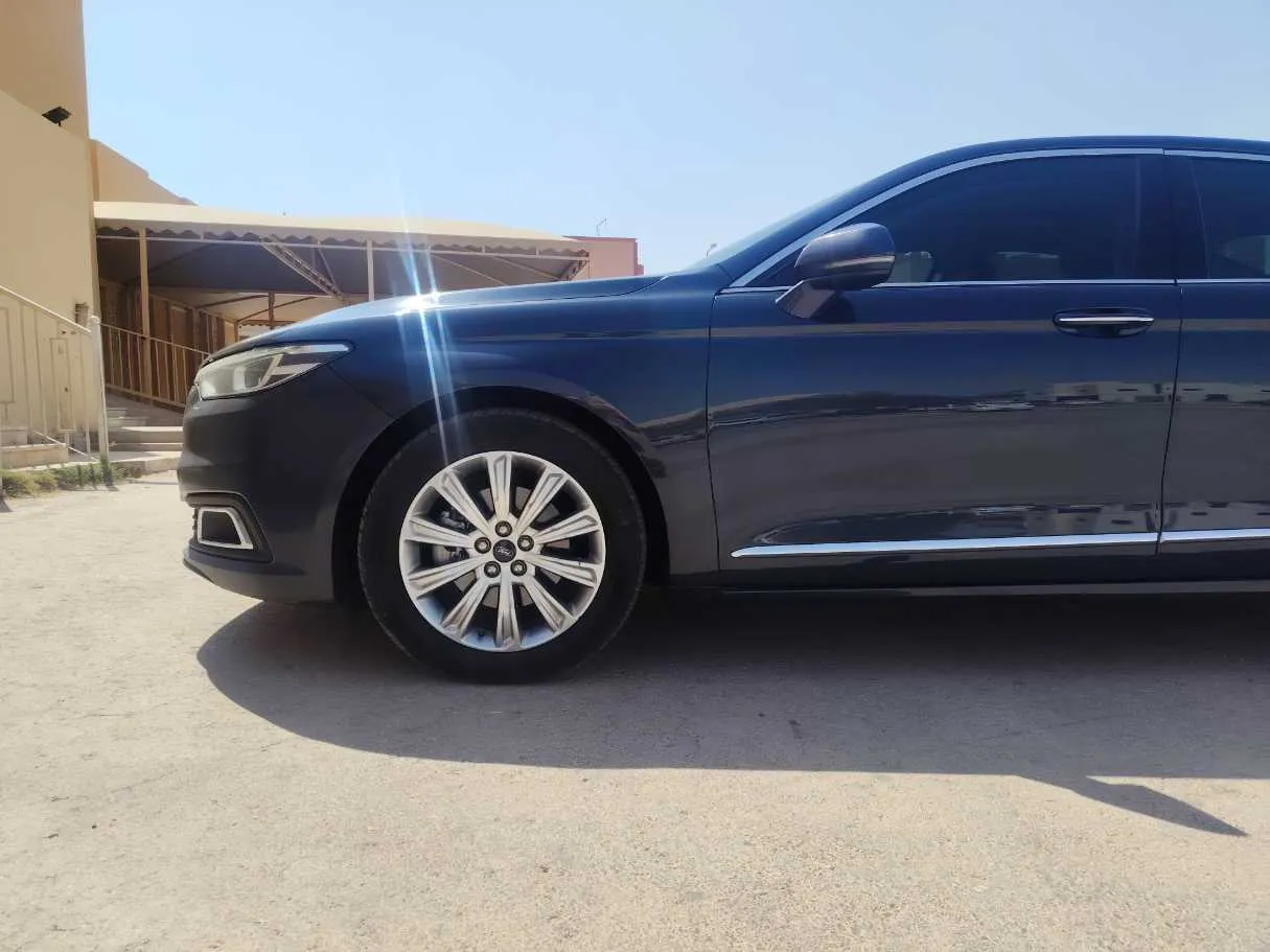 Car image 9