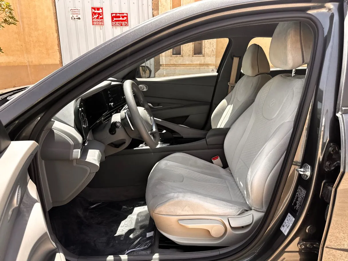 Car image 12