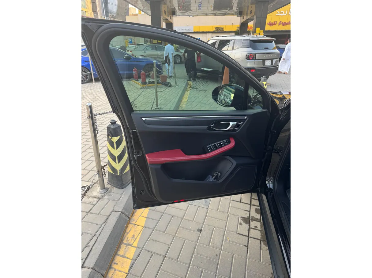 Car image 10