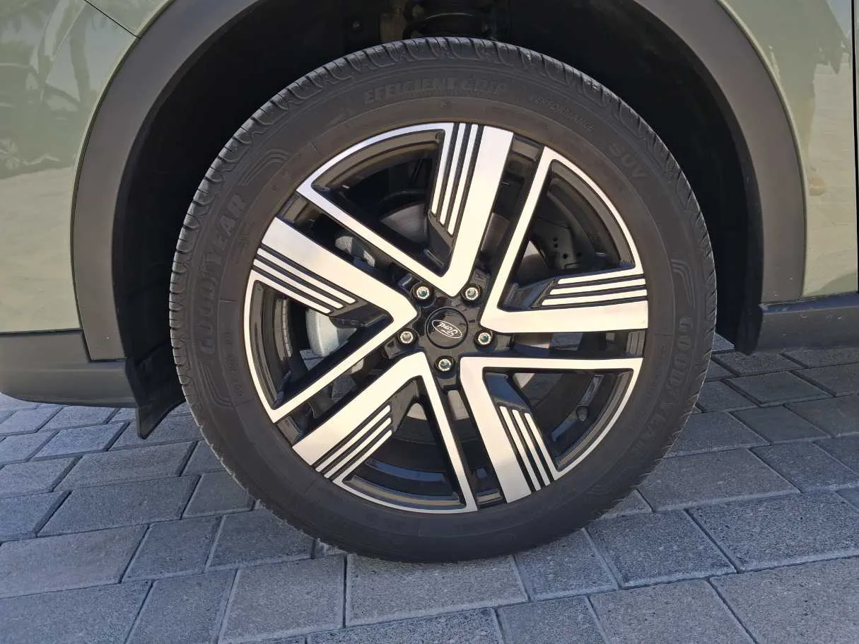 Car image 9