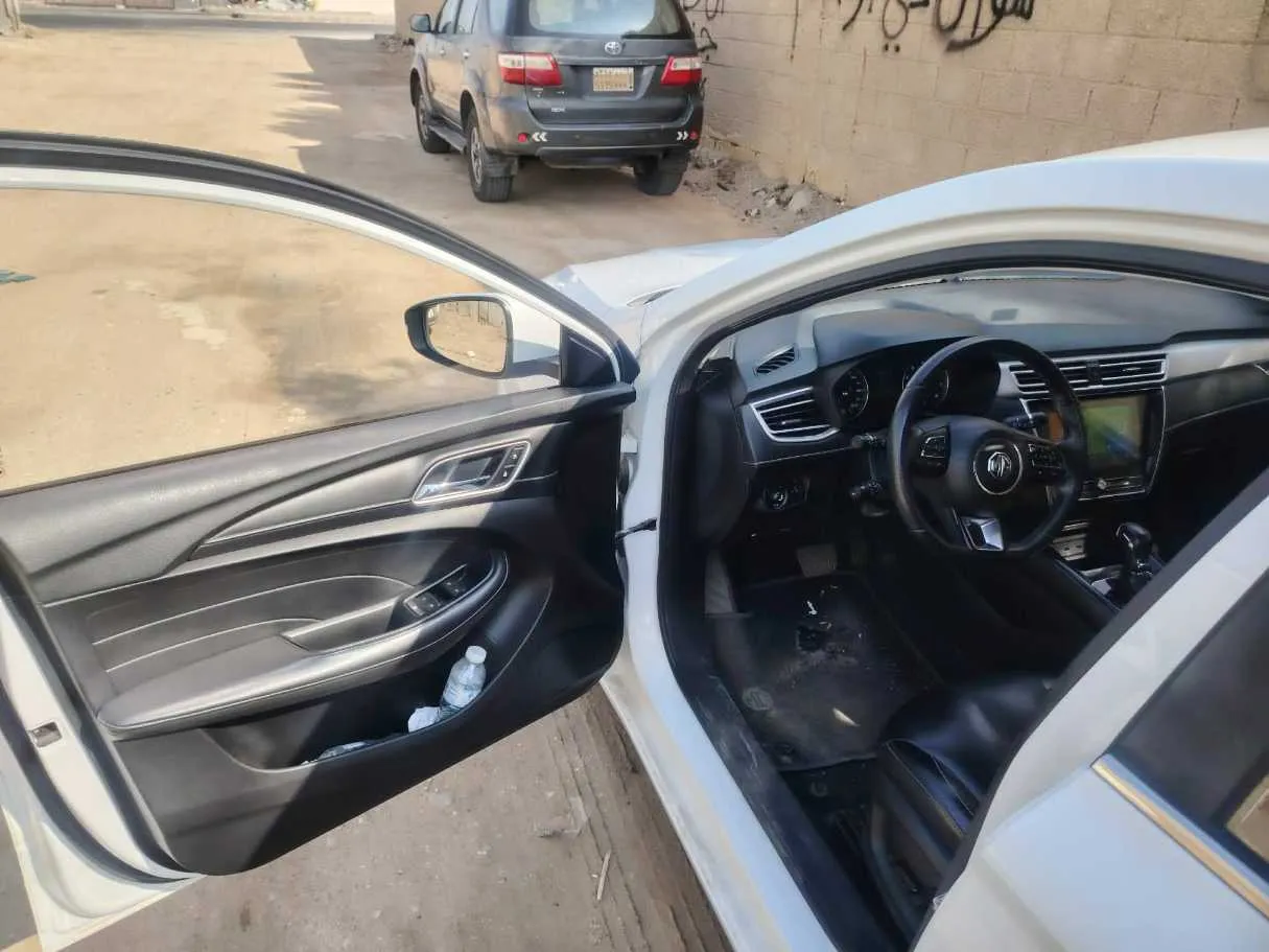 Car image 12
