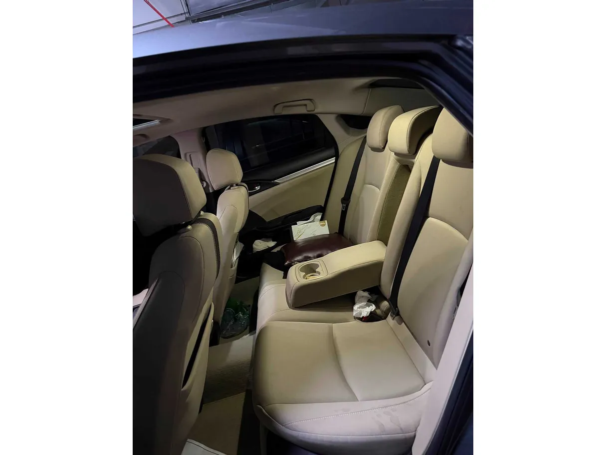 Car image 8