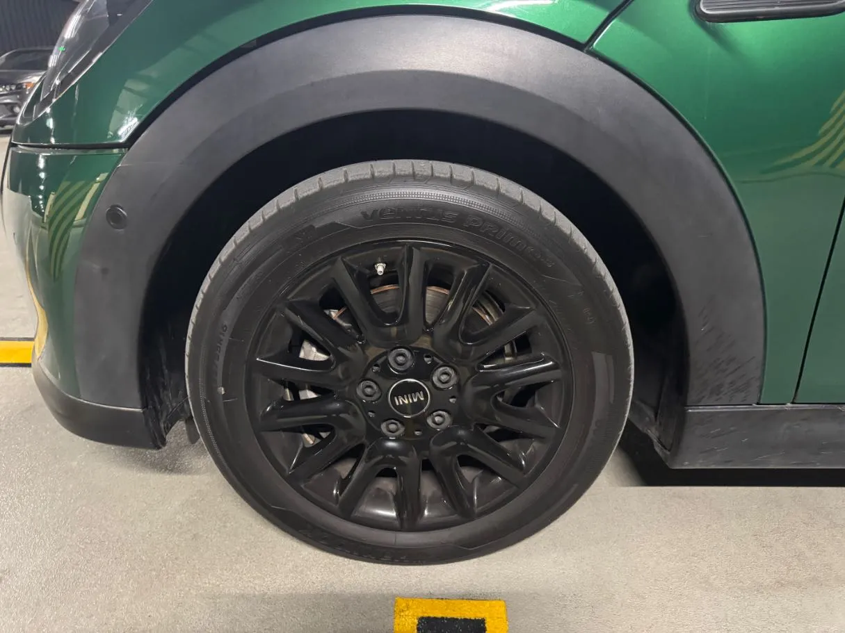 Car image 9