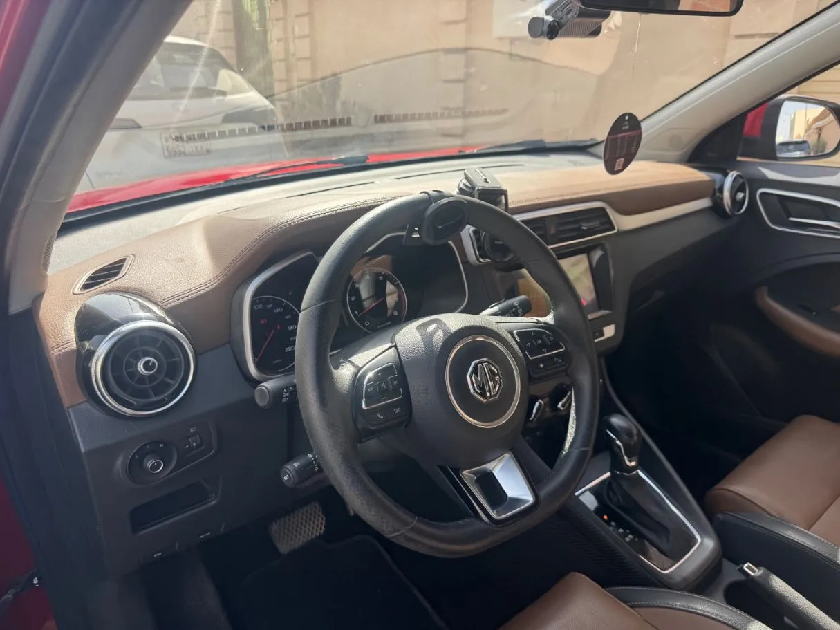 Car image 12