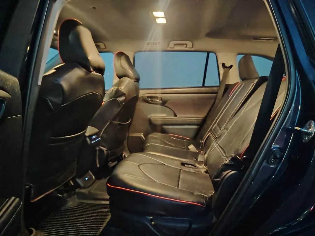 Car image 19