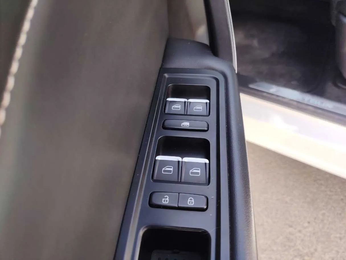 Car image 29
