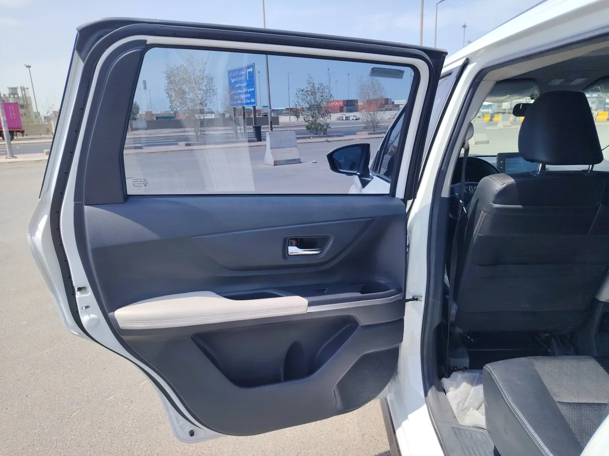Car image 14