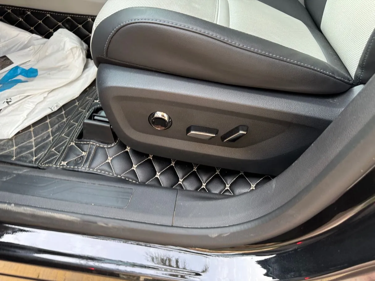 Car image 25