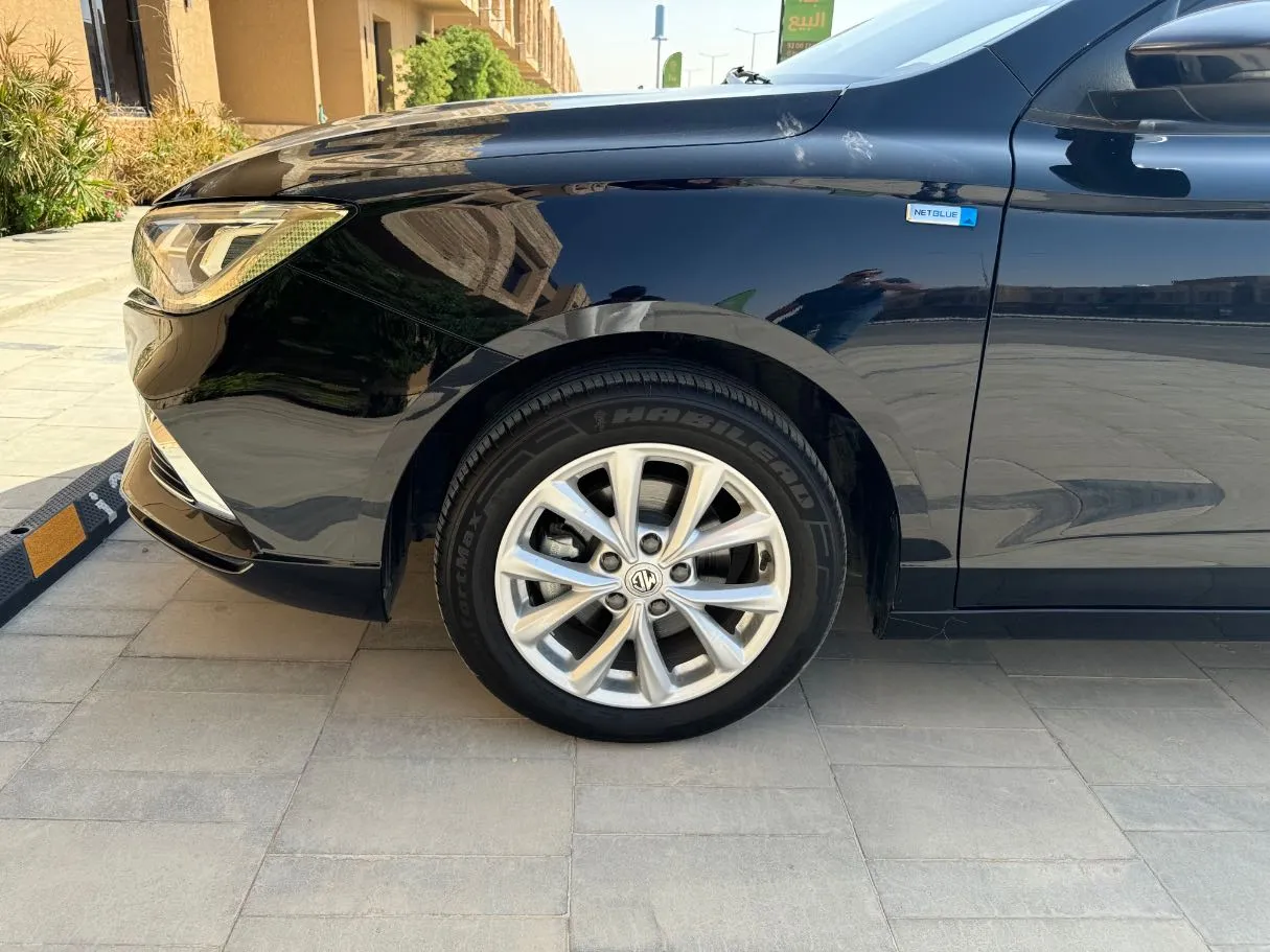 Car image 9