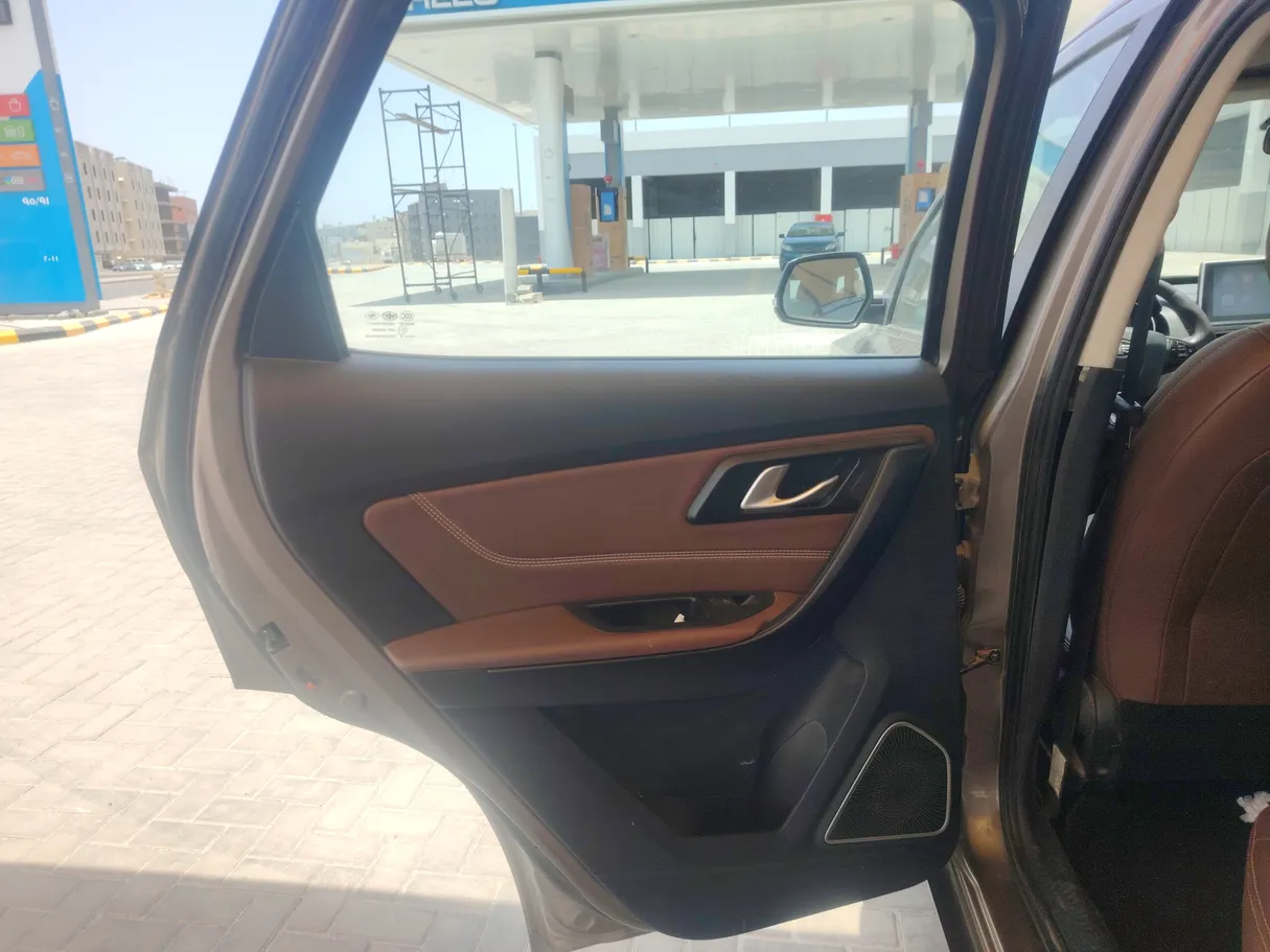 Car image 14