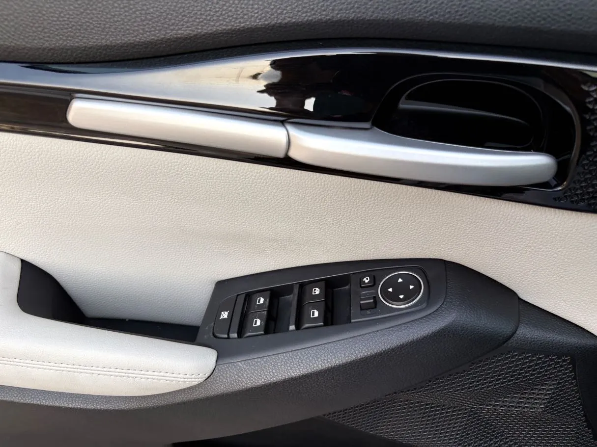 Car image 26