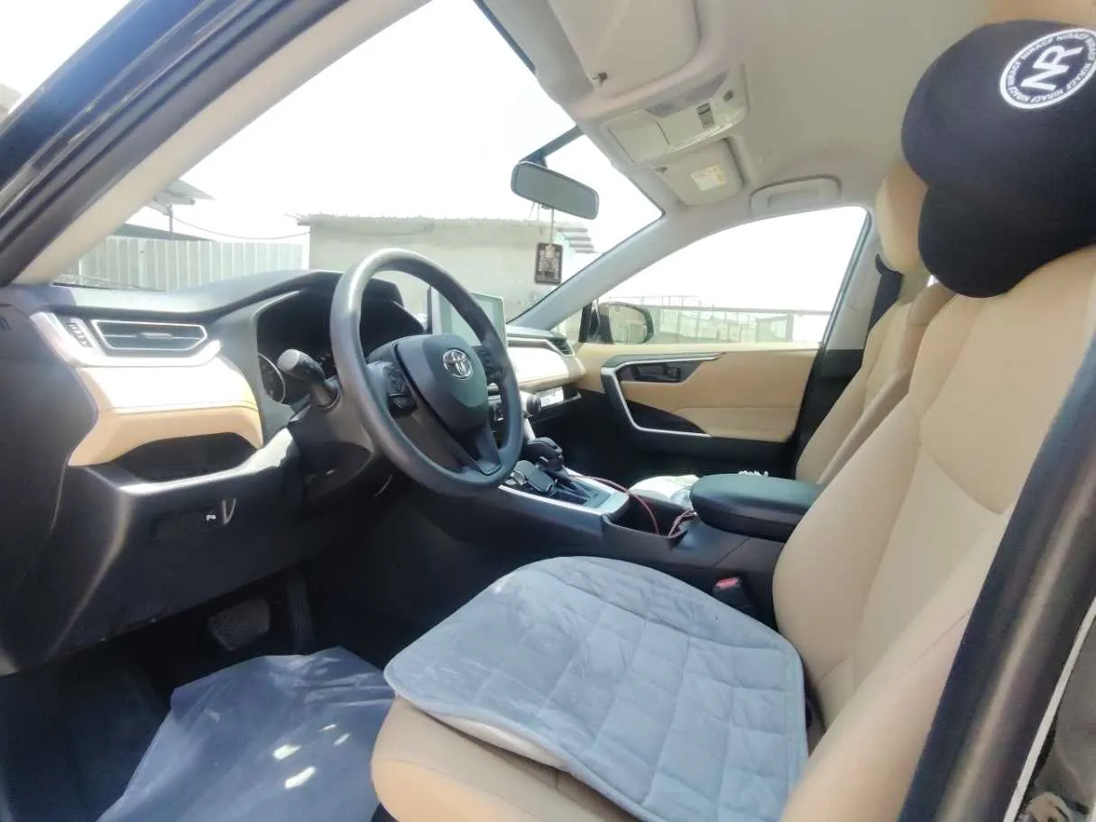 Car image 11