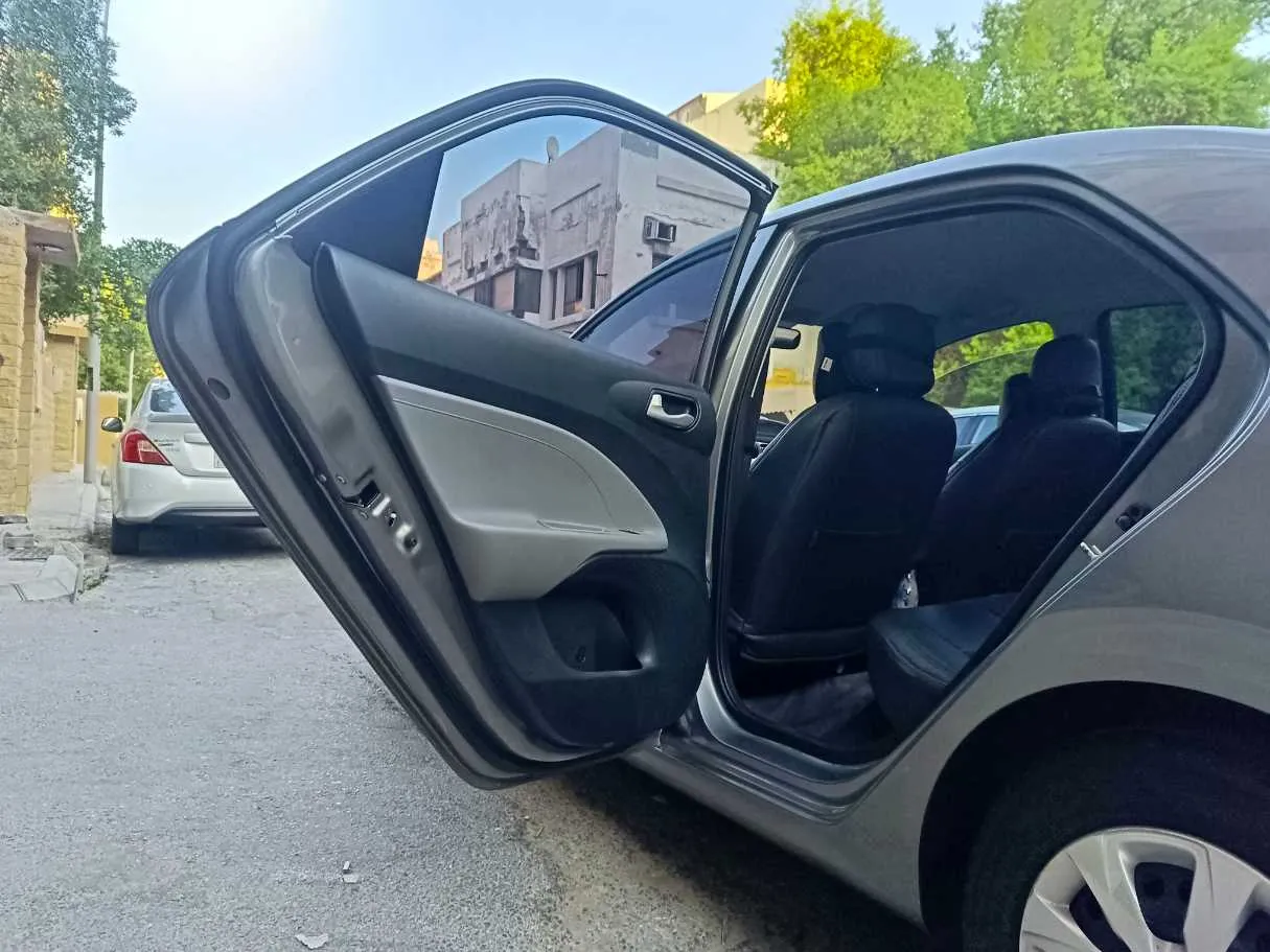 Car image 13