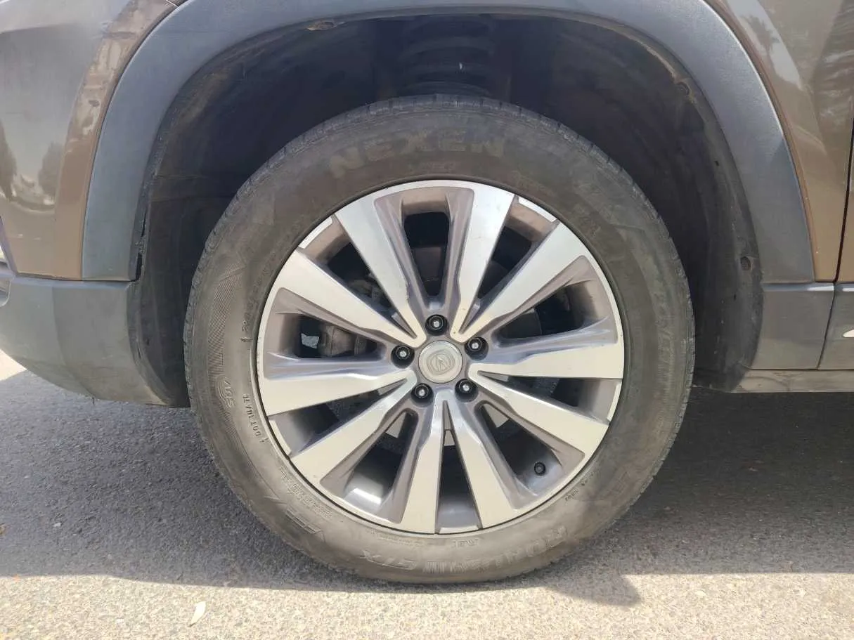 Car image 9