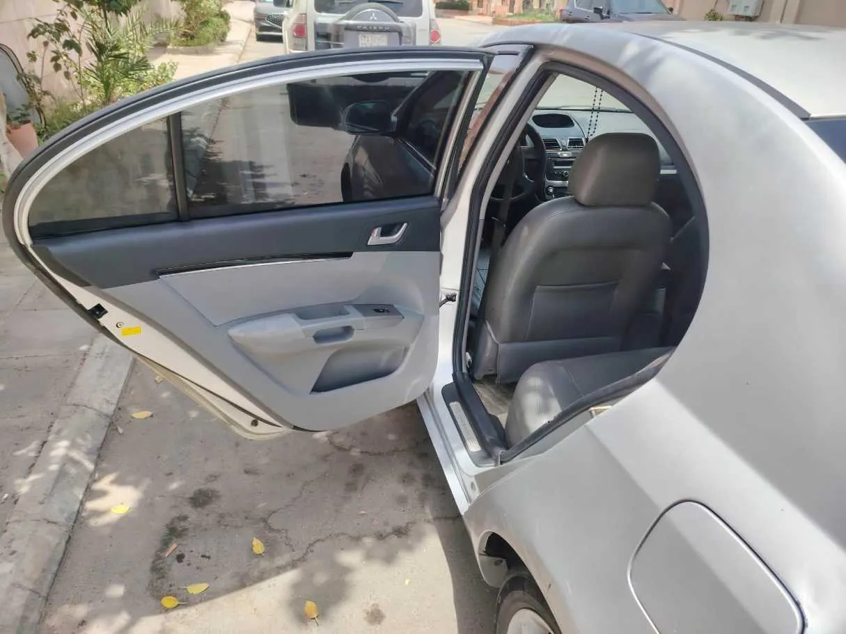 Car image 18