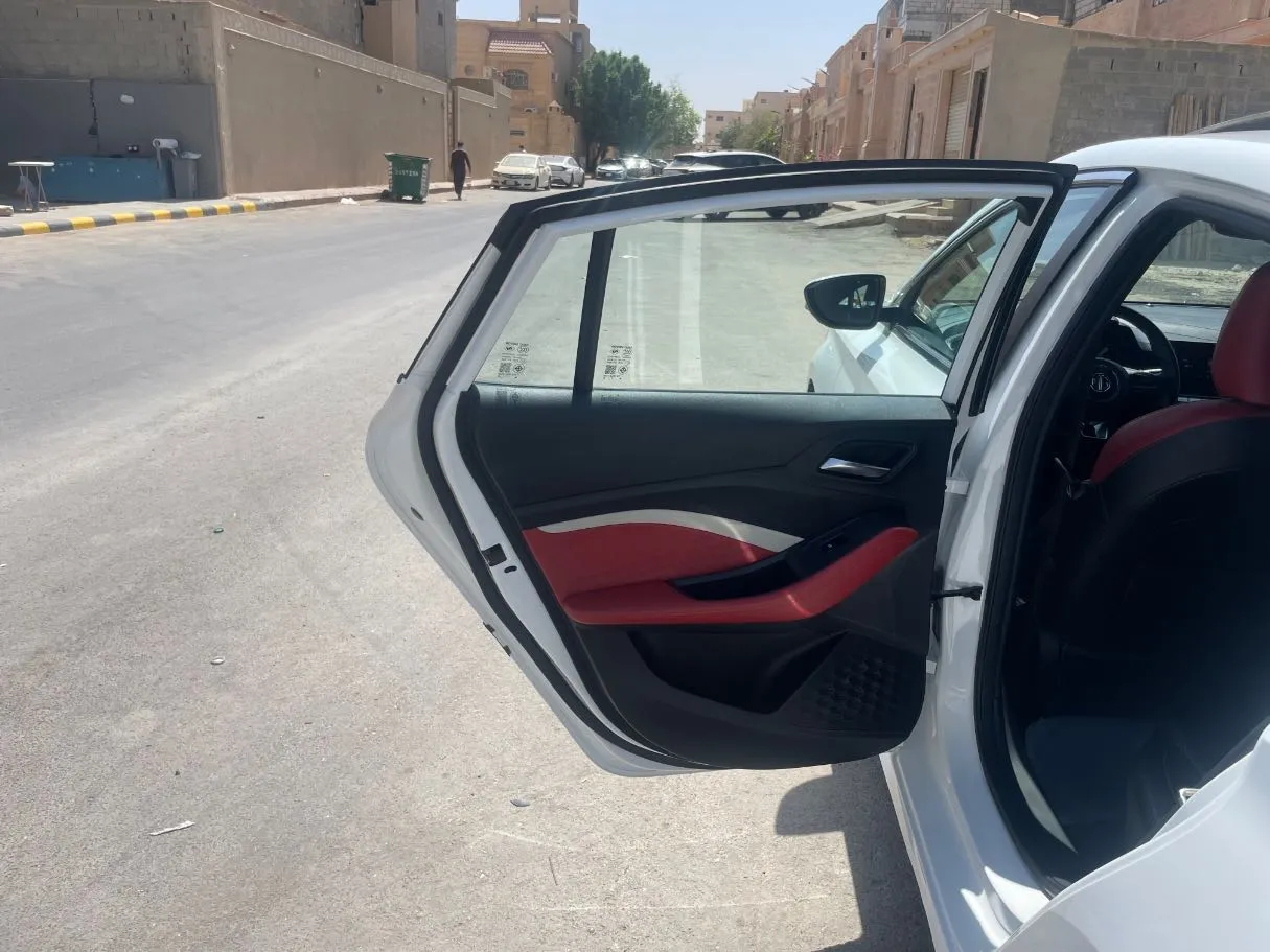 Car image 14