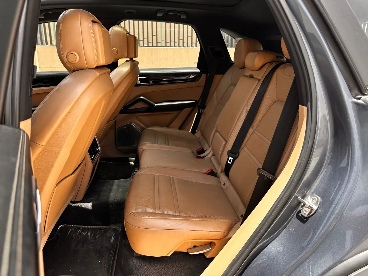 Car image 14