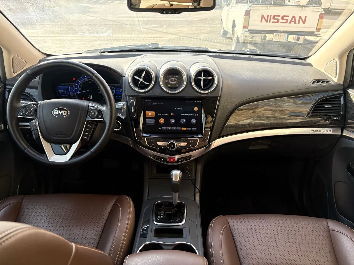 Car image 19
