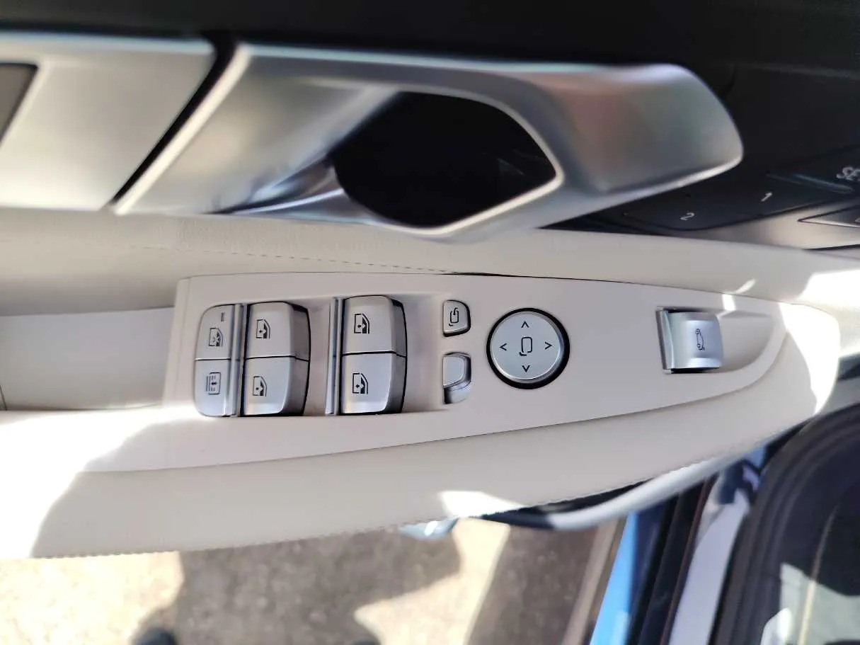 Car image 34