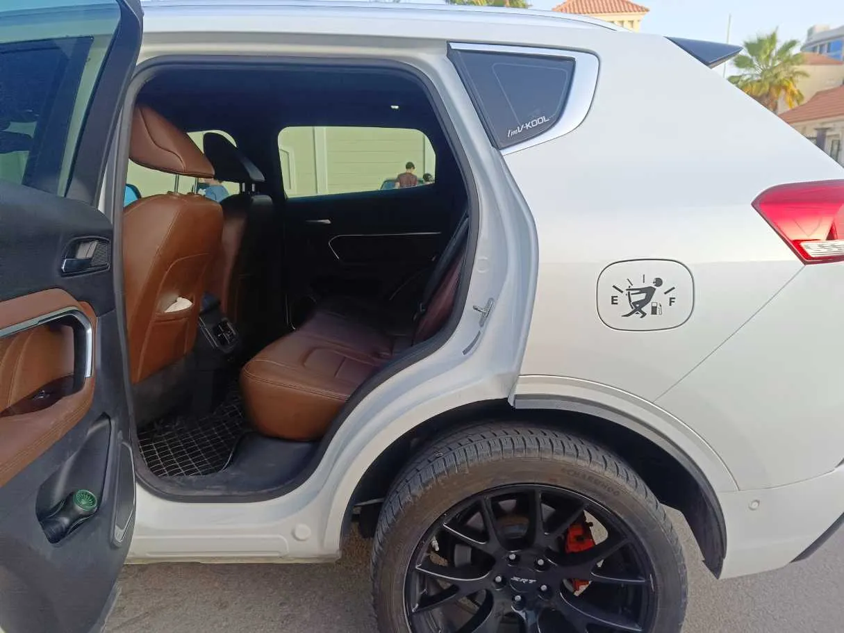 Car image 17