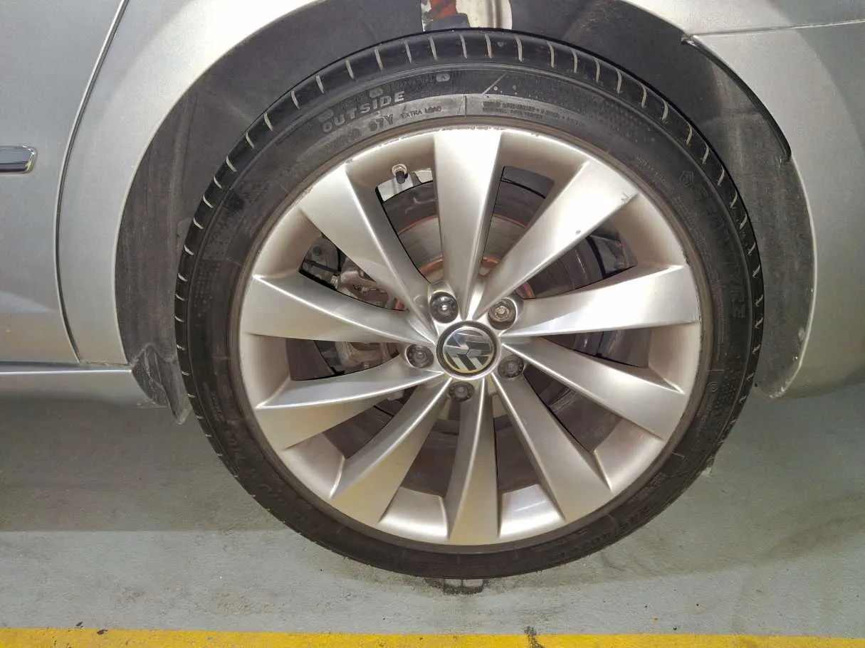 Car image 14