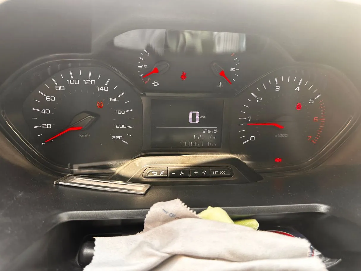 Car image 15
