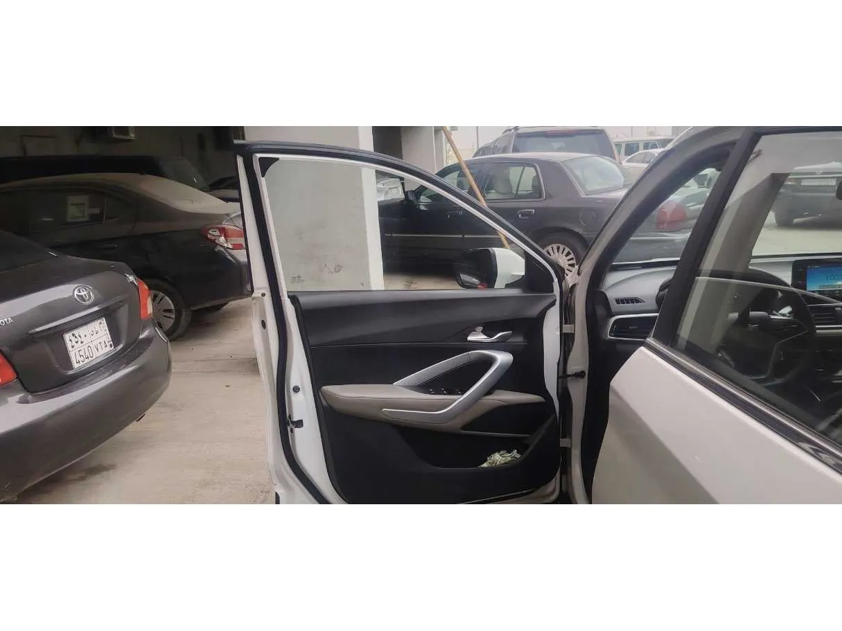 Car image 15
