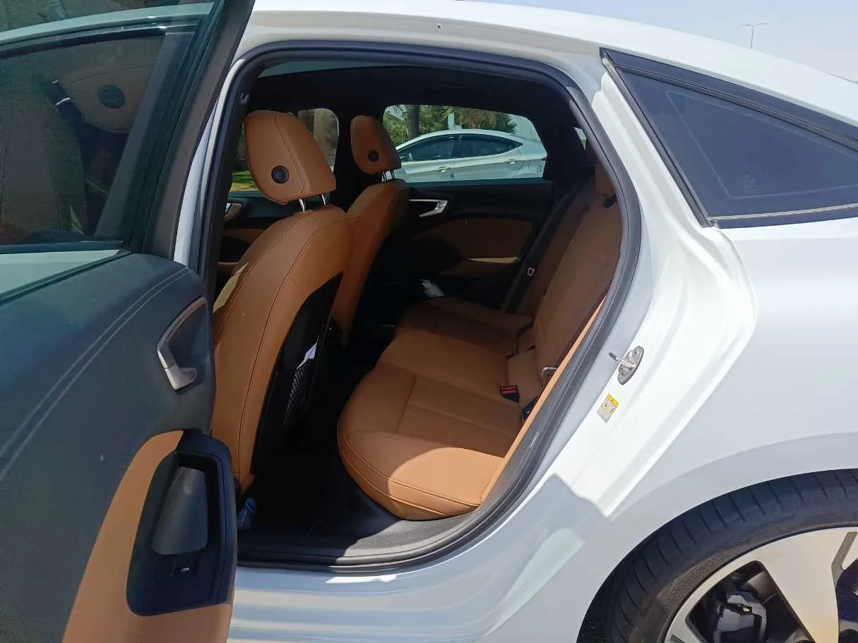 Car image 20