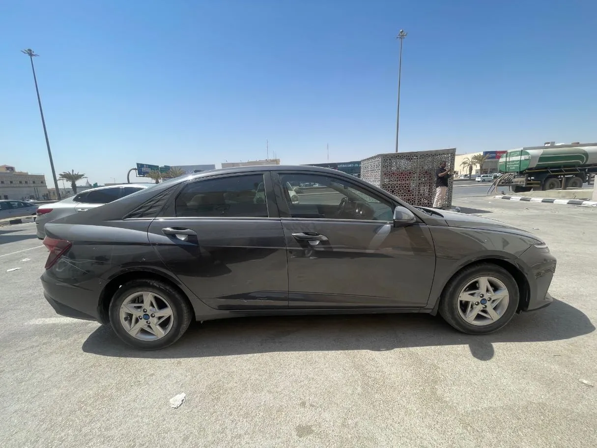 Car image 4