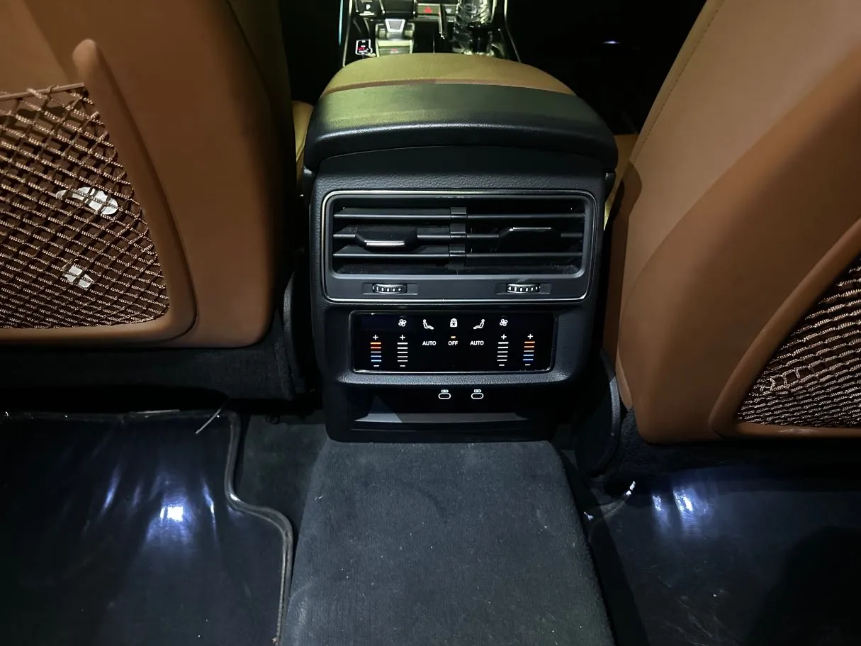 Car image 25